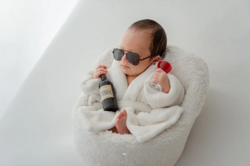 信阳满月宝宝趴着睡 信阳满月宝宝趴着睡